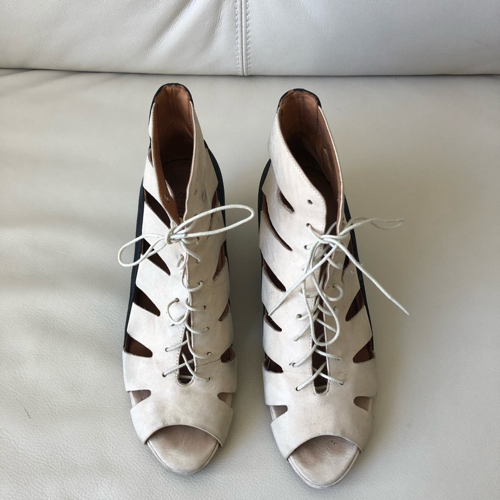 Gentle Souls by Kenneth Cole Mario wedge.